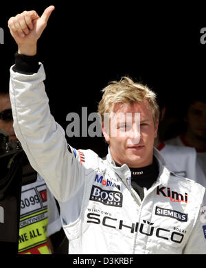 (Dpa) - finnischer Formel-1-Rennfahrer Kimi Räikkönen von McLaren Mercedes begrüßt Zuschauer nach dem Qualifying der Formel 1 Grand Prix der Türkei in Istanbul Park, Türkei, Samstag, 20. August 2005. Räikkönen bekam nach dem Qualifying die Pole-Position. Formel 1 Grand Prix der Türkei wird immer am Sonntag, 21. August 2005 erstmals stattfinden. Foto: Roland Weihrauch Stockfoto