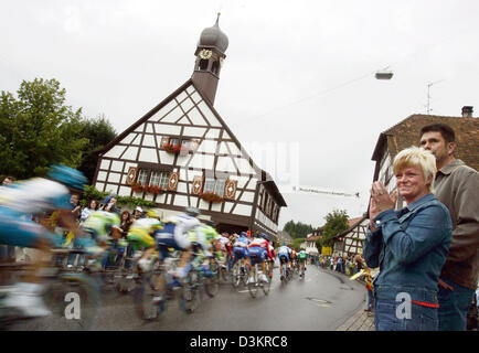 (Dpa) - das Bild zeigt die Profis während der 6. Etappe der Deutschland-Tour-Radrundfahrt von Friedrichshafen, Singen vorbei an der Stadt Bermatingen, Deutschland, Samstag, 20. August 2005. Die 6. Etappe umfasst eine Strecke von 171,3 Kilometer. Deutsche Jan Ullrich ist auf den dritten Platz in der Gesamtwertung und noch in der Lage, der Deutschland-Tour zum ersten Mal zu gewinnen. Dafür Stockfoto