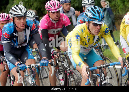 (Dpa) - Rennen Pro Radfahrer US Levi Leipheimer (R) des Team Gerolsteiner im gelben Trikot, Deutsche Jan Ullrich Team T-Mobile (C) und Landsmann Joerg Jaksche des Team Gerolsteiner während der 6. Etappe der Deutschland-Tour über 171,3 Kilometer von Friedrichshafen, Singen, Deutschland, Samstag, 20. August 2005. Kasachische Radfahrer Iglinsky Team Domina Vacanze gewann die Etappe Stockfoto