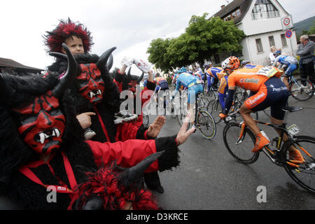 (Dpa) - das Pack übergibt Zuschauer kostümiert als Teufel während der 6. Etappe der Deutschland-Tour über 171,3 Kilometer von Friedrichshafen, Singen, Deutschland, Samstag, 20. August 2005. Die "Deutschland-Tour" führt in neun Etappen und 1.530 Kilometer von Altenburg nach Bonn.