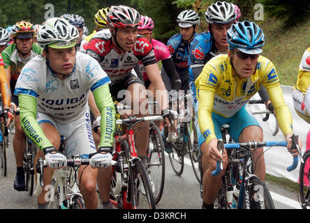 (Dpa) - Profi-Radfahrer US Levi Leipheimer (R) des Team Gerolsteiner im gelben Trikot, deutsche Team mate Jörg Jaksche (B), Jens Voigt, der Team CSC (C) und Italiener Danilo di Luca im weißen Trikot des ProTour Führers Rennen während der 6. Etappe der Deutschland-Tour über 171,3 Kilometer von Friedrichshafen, Singen, Deutschland, Samstag, 20. August 2005. "Deutschland Tour" le Stockfoto