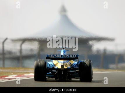 (Dpa) - italienische Formel 1 Fahrer Giancarlo Fisichella von Renault in Aktion während des Trainings von der Formel 1 Grand Prix der Türkei an die Streckencharakteristik Rennen verfolgen in Istanbul, Türkei, Samstag, 20. August 2005. Fisichella nahm 2. Startposition nach dem Qualifying. Formel 1 Grand Prix der Türkei wird immer am Sonntag, 21. August erstmals stattfinden. Foto: Ro Stockfoto