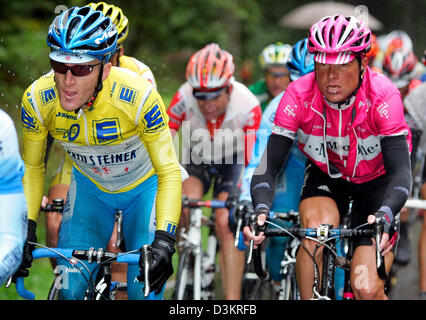 (Dpa) - US-amerikanischer Radrennfahrer Levi Leipheimer (L) des Team Gerolsteiner und der deutsche Radfahrer Jan Ullrich von der T-Mobile-Team sind auf dem Weg zum Ziel auf der 7. Etappe der Deutschland-Rundfahrt auf dem Feldberg Berg, Deutschland, Sonntag, 21. August 2005 abgebildet. Die 7. Etappe bedeckt die 177,7 Kilometer von der Stadt Singen auf den Feldberg. Australischer Radrennfahrer Cade Stockfoto