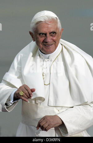 (Dpa) - Papst Benedict XVI. lächelt während seiner Abreise aus der 20. Weltjugendtag Richtung Rom (Italien) am internationalen Flughafen Köln/Bonn, 21. August 2005. Foto: Jörg Carstensen Stockfoto