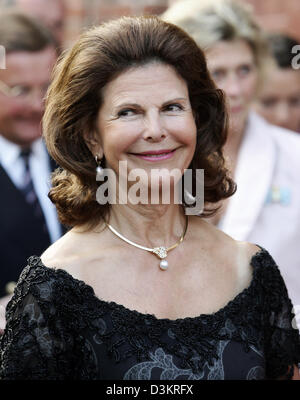 (Dpa) - das Bild zeigt Königin Sylvia von Schweden an der Dragon Weltmeisterschaft 2005 in der Nähe von Neustadt, Deutschland, Sonntag, 21. August 2005. Anlässlich ihrer Meisterschaft 60 Segelschiffe der Drachen-Klasse nahmen an einer Benefiz-Regatta für die World Childhood Foundation, die von Königin Sylvia von Schweden gegründet wurde. Foto: Ulrich Perrey Stockfoto