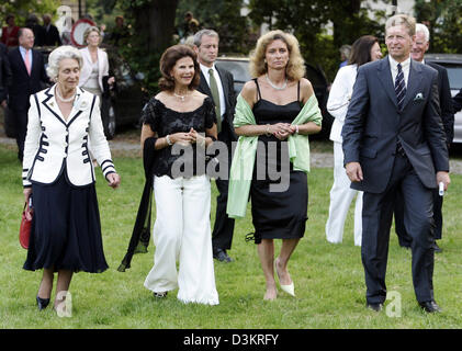 (Dpa) - das Bild zeigt Königin Sylvia von Schweden (2. v. L), Prinzessin Barbara des Landes Schleswig-Holstein (2. v. R) und Prinz Alexander von Schleswig-Holstein (R) bei der Dragon Weltmeisterschaft 2005 in der Nähe von Neustadt, Deutschland, Sonntag, 21. August 2005. Die Frau auf der linken Seite ist unbekannt. Anlässlich ihrer Meisterschaft 60 beteiligte sich Segelschiffe der Drachen-Klasse in einer Charity-r Stockfoto