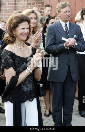 (Dpa) - das Bild zeigt Königin Sylvia von Schweden (L) und Prinz Alexander von Schleswig-Holstein (R) bei der Dragon Weltmeisterschaft 2005 in der Nähe von Neustadt, Deutschland, Sonntag, 21. August 2005. , Prinzessin Barbara Schleswig-Holstein steht zwischen der Königin und der Prinz ein wenig bedeckt. Anlässlich ihrer Meisterschaft 60 beteiligte sich Segelschiffe der Drachen-Klasse in eine charit Stockfoto