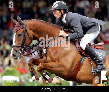 (Dpa) - deutsche Reiter Ludger Beerbaum springt über ein Hindernis auf seinem Pferd L'Espoir während der CHIO International Equestrian Championships in Aachen, Deutschland, Mittwoch, 24. August 2005. Beerbaum qualifiziert für die nächste Runde. Das Springreiten ist mit einem Gesamtpreisgeld von 50.000 Euro dotiert, der Sieger erhält 16.500 Euro. Der CHIO-Meisterschaften weiter bis zum Sonntag 28 August Stockfoto