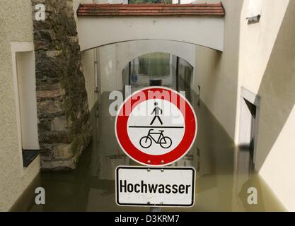 (Dpa) - steht ein Wegweiser in eine überflutete Gasse Warnung vor den Fluten in der alten Stadt Passau, Deutschland, Mittwoch, 24. August 2005. Die Donau hat seine Banken platzen aber die Hochwasserwelle wird voraussichtlich geringer als zunächst befürchtet in den östlichen Teilen von Bayern. Jedoch wurden zahlreiche Hilfskräfte eingesetzt, um mobile Hochwasser-Barrieren und mehrere tausend sa Aufmachungen Stockfoto