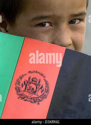 (Dpa) - das Bild vom 23. August 2005 zeigt fünf - jährige Shaim mit der Nationalflagge in Kabul, Afghanistan. Am 18. September 2005 sind Parlaments-und Provinz in Afghanistan geplant. Foto: Peter Endig Stockfoto