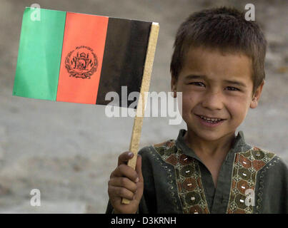 (Dpa) - das Bild vom 23. August 2005 zeigt fünf - jährige Shaim winken die Nationalflagge in Kabul, Afghanistan. Am 18. September 2005 sind Parlaments-und Provinz in Afghanistan geplant. Foto: Peter Endig Stockfoto