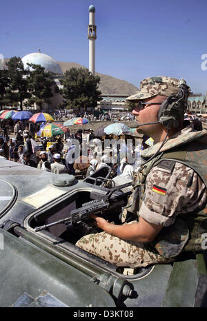 (Dpa) - ein Soldat der Bundeswehr sitzt auf einem Panzer vor einem offenen Markt in der Nähe einer Moschee in Kabul, Afghanistan, 24. August 2005. Bundesminister der Verteidigung Peter Struck plädiert für eine Aufrüstung des deutschen Kontingents von der Sicherheit Kraft ISAF (International Assistance) von 2200 bis 3000 Soldaten. Foto: Michael Hanschke Stockfoto