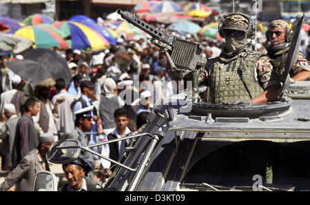 (Dpa) - das Bild zeigt einen Soldaten der Bundeswehr auf einem Panzer "Fuchs" in einem offenen Markt in Kabul, Afghanistan, 24. August 2005. Bundesminister der Verteidigung Peter Struck plädiert für eine Aufrüstung des deutschen Kontingents von der Sicherheit Kraft ISAF (International Assistance) von 2200 bis 3000 Soldaten. Foto: Michael Hanschke Stockfoto