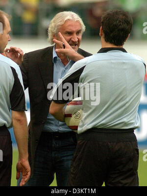 Leverkusen-Sportdirektor Rudi Voeller (C) streitet mit Schiedsrichter Peter Sippel (R) über seine Entscheidung auszusetzen, dass zwei Spieler von Leverkusen in der Bundesliga VfL Wolfsburg Vs Bayer Leverkusen im Stadion Volkswagen in Wolfsburg, Deutschland, 17. August 2005 übereinstimmen. Foto: Wolfgang Weihs Stockfoto