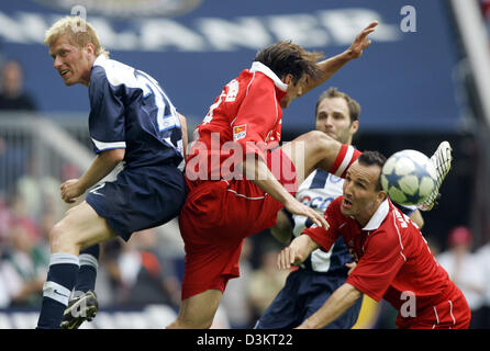 (Dpa) - Bundesliga-Fußball-Profis Jens Jeremies (R) und Claudio Pizarro (C) des FC Bayern München kämpfen um den Ball mit Spieler Andreas Neuendorf (L) und Josip Simunic (2. v. R) von Hertha BSC Berlin während ihres Spiels in die Allianz Arena in München, Deutschland, 27. August 2005. Foto: Matthias Schrader Stockfoto