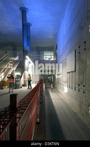 (Dpa) - das Bild zeigt die Baustelle der u-Bahnlinie U 55 am zukünftigen Hauptbahnhof Pariser Platz in Berlin, Deutschland, Dienstag, 30. August 2005. Der Platz vor dem Brandenburger Tor ist für die Fußball WM 2006 fertig gestellt werden. Touristen und Fußballfans dann werden direkt vom Hauptbahnhof zum Reichstag und Brandenbur reisen können Stockfoto