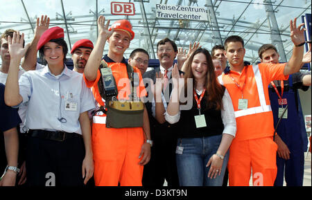 (Dpa) - sind Auszubildende der "Deutschen Bahn" auf dem Weg, ihre Arbeit-Tuch auf einer Modemesse auf den Anlass der zum Jahresbeginn 2005 Ausbildung am Flughafen in Frankfurt am Main, Deutschland, Donnerstag, 1. September 2005 zu präsentieren. Mehr als 2.300 Jugendlichen, unter Ihnen 300 in Hessen, begann ihre Karriere am 1. September 2005. Die Deutsche Bahn bildet insgesamt 8.200 junge Menschen in Stockfoto