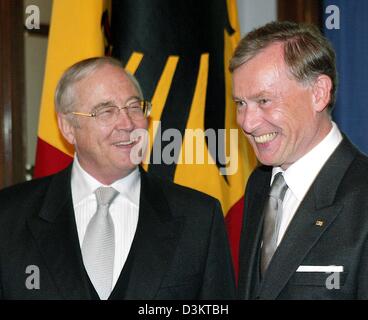 (Dpa) - German President Koehler (R) begrüßt William R. Timken jr, der neue US-Botschafter in Deutschland, in seinem Büro in Berlin, Freitag, 2. September 2005. Timken übergab Köhler seinem Brief der Authentifizierung. Foto: Wolfgang Kumm Stockfoto