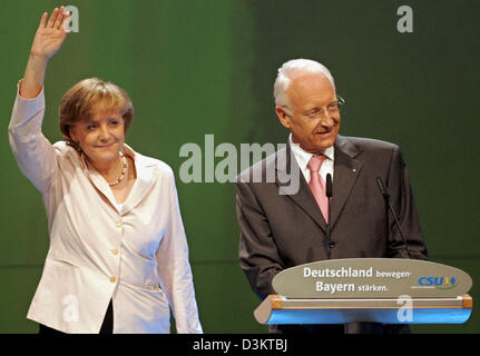 (Dpa) - Angela Merkel (L), Vorsitzende der CDU und Spitzenkandidat für die deutschen Kanzleramt und Edmund Stoiber, Bayerischer Ministerpräsident und Vorsitzender der CSU, gemeinsam auf der Bühne stehen und Lächeln während der 70. CSU-Parteitag in Nürnberg, Freitag, 2. September 2005. Zentrales Thema der zweitägigen Konferenz sind die Vorbereitungen für die bevorstehende Bundestagswahl am 18 Stockfoto