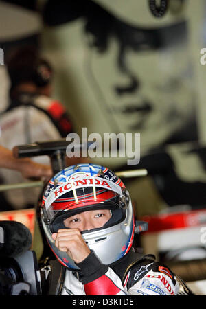 (Dpa) - japanische Formel-1-Fahrer Takuma Sato von BAR-Honda ruft in seinem Auto während der dritten Training in der Formel1 Rennstrecke in Monza, Italien, Samstag, 3. September 2005. Am Sonntag, 04 September wird der Grand Prix von Italien in Monza stattfinden. Foto: Gero Breloer Stockfoto