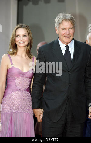 (Dpa) - Ehepaars Schauspieler Harrison Ford und Calista Flockhart kommen bei der Premiere des Films "Fragile" bei den internationalen Filmfestspielen in Venedig, Italien, 2. September 2005. Foto: Hubert Boesl Stockfoto