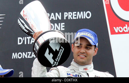 Gewinner Montoya von McLaren Mercedes hebt seine Trophäe auf dem Podium, nachdem der Grand Prix von Italien beim italienischen Grand Prix Strecke in Monza, Italien, Sonntag, 4. September 2005. Kolumbianische Formel Eins Fahrer Montoya gewann vor Fernando Alonso (Renault) und sein italienischer Teamkollege Giancarlo Fisichella. Stockfoto