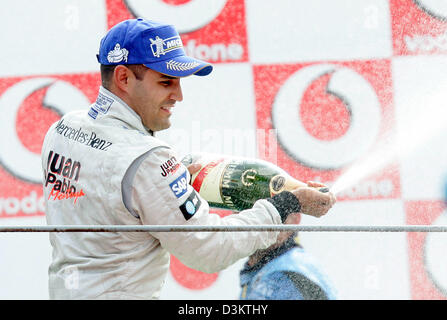 Gewinner Montoya von McLaren Mercedes sprüht mit Champagner auf dem Podium, nachdem der Grand Prix von Italien beim italienischen Grand Prix Strecke in Monza, Italien, Sonntag, 4. September 2005. Kolumbianische Formel Eins Fahrer Montoya gewann vor Fernando Alonso (Renault) und sein italienischer Teamkollege Giancarlo Fisichella. Stockfoto