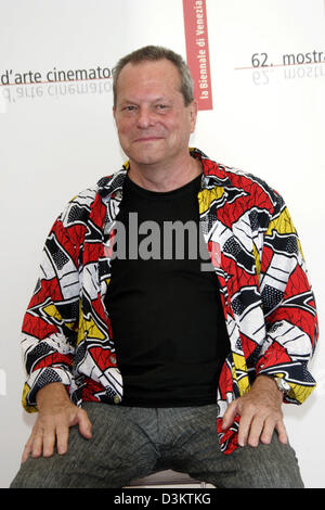 (Dpa) - britische Regisseur Terry Gilliam die Premierenveranstaltung von "The Brothers Grimm" bei den internationalen Filmfestspielen in Venedig, Italien, 3. September 2005 lächelt. Foto: Hubert Boesl Stockfoto