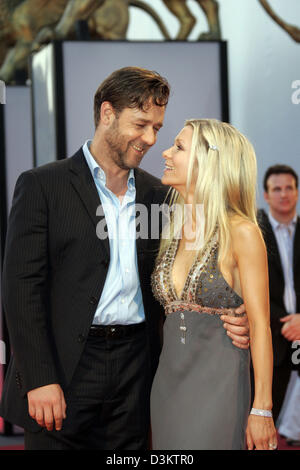 (Dpa) - Schauspieler Russell Crowe und seiner Frau Danielle Spencer sind bei der Präsentation des Films "Cinderella Man" während der 62. Internationalen Filmfestspiele Venedigs, Italien, 5. September 2005 abgebildet. Foto: Hubert Boesl Stockfoto