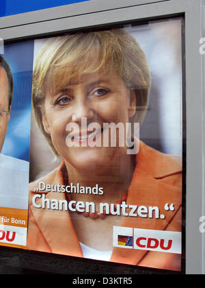 (Dpa) - Angela Merkel, Vorsitzende der christlich-demokratischen Partei (CDU) und ihre Partei Top-Kandidat für die Kanzlerschaft in Deutschland ist auf einem Wahlplakat der CDU, die liest "Nutzen Sie Deutschlands Perspektiven", vor den allgemeinen Wahlen zum Deutschen Bundestag Parlament am 18. September 2005, abgebildet im Bundesstaat Nord Rhein Westfalen, Deutschland am 23 Aug vorgestellt Stockfoto