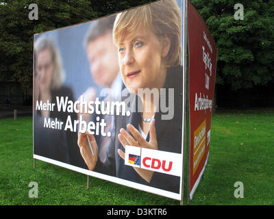 (Dpa) - Angela Merkel, Vorsitzende der christlich-demokratischen Partei (CDU) und ihre Partei Top-Kandidat für die Kanzlerschaft in Deutschland ist auf einem Wahlplakat der CDU, die lautet "mehr Wachstum, mehr Arbeitsplätze" featured, vor den allgemeinen Wahlen zum Deutschen Bundestag Parlament am 18. September 2005, abgebildet im Bundesstaat Nord Rhein Westfalen, Deutschland am 23 August 2 Stockfoto