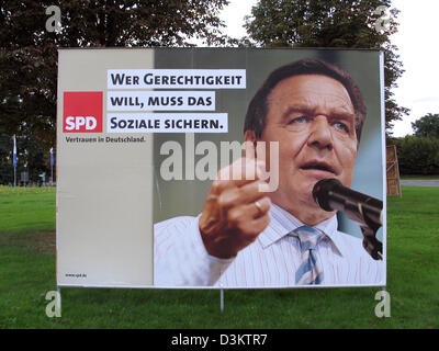 (Dpa) - Bundeskanzler Gerhard Schroeder gehört auf ein Wahlplakat der Sozialdemokratischen Partei (SPD), die liest "Wer Gerechtigkeit will müssen wohl zu bewahren", vor den allgemeinen Wahlen zum Deutschen Bundestag Parlament am 18. September 2005, abgebildet im Bundesstaat Nord Rhein Westfalen, Deutschland am 27. August 2005. Foto: Wolfgang Moucha Stockfoto