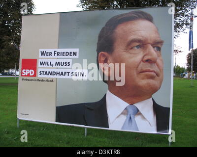 (Dpa) - Bundeskanzler Gerhard Schroeder gehört auf ein Wahlplakat der Sozialdemokratischen Partei (SPD), die liest "Wer Frieden will müssen stabil sein", vor den allgemeinen Wahlen zum Deutschen Bundestag Parlament am 18. September 2005, abgebildet im Bundesstaat Nord Rhein Westfalen, Deutschland am 27. August 2005. Foto: Wolfgang Moucha Stockfoto