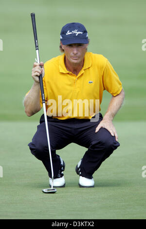 (Dpa) - deutsche golf-Profi Bernhard Langer inspiziert das Grün während des Golfturniers Linde German Masters in Puhlheim bei Köln, Donnerstag, 8. September 2005. Die weltweit besten Golfer antreten in das Turnier, d.h. bis zum Sonntag, 11. September 2005. Foto: Rolf Vennenbernd Stockfoto