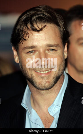 (Dpa) - lächelt australische Schauspieler Russell Crowe bei der Premiere des Films "Cinderella Man" während der 62. Internationalen Filmfestspiele Venedigs, Italien, 5. September 2005. Foto: Hubert Boesl Stockfoto