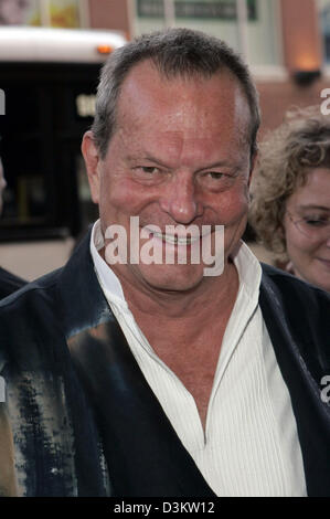 (Dpa) - britische Film Regisseur Terry Gilliam Lächeln als er zur Premiere seines neuen kommt film "Watt" 30. International Film Festival in Toronto, Kanada, 9. September 2005. Foto Hubert Boesl Stockfoto