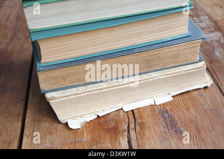 Ansicht der alten Bücher der Vintage Holz Tischplatte auflegen stapeln Stockfoto