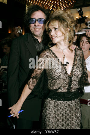 (Dpa) - amerikanische Regisseur Tim Burton (L) und der Schauspielerin Helena Bonham-Carter während der Film wichtigste Veranstaltung des "Corpse Bride" auf dem 30. Toronto International Film Festival in Toronto, Kanada, Sonntag, 11. September 2005 Lächeln. Foto: Hubert Boesl Stockfoto