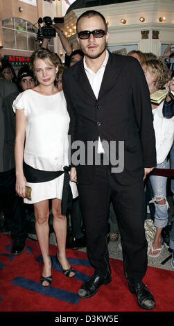 (Dpa) - US-Schauspieler Heath Ledger (R) hält Hände mit seiner Freundin und Schauspielerin Michelle Williams bei der Ankunft für die Premiere seines neuen Films "Brokeback Mountain" auf dem 30. Toronto International Film Festival in Toronto, Kanada, 10. September 2005. Foto: Hubert Boesl Stockfoto