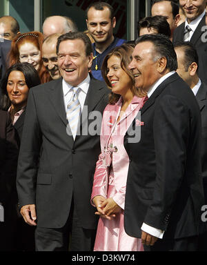 (Dpa) - Bundeskanzler Gerhard Schroeder (2. L) posiert mit Mitarbeitern der türkischen Zeitung Huerriyet während seines Besuchs in Mörfelden-Walldorf bei Frankfurt am Main, 13. September 2005. Schroeders späten Meinungsumfrage Rallye kann bringen seine Partei eine junior Rolle in der Regierung nach der September 18 Wahl, aber es ist keine Wiederholung der dramatischen Comeback, die Macht im Jahr 2002 gesichert. Tha Stockfoto