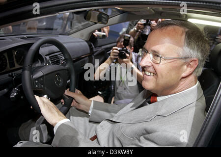 (Dpa) - Bundesminister der Finanzen Hans Eichel sitzt hinter dem Lenkrad des neuen Mercedes A-Klasse-auf der 61. internationalen Motor Ausstellung (IAA) in Frankfurt Main, Deutschland, Mittwoch, 14. September 2005. Die 61. IAA geht bis 25 September und Organisatoren erwarten rund 1 Million Besucher. Fast 1.000 Aussteller aus 44 Ländern präsentieren ihre neuesten Produkte her Stockfoto