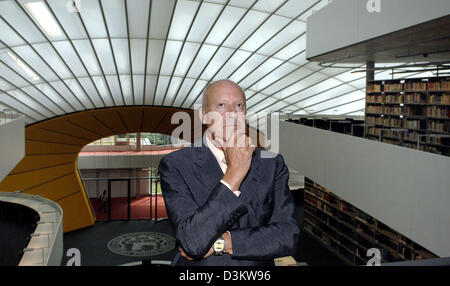 (Dpa) - britischen Stararchitekten Sir Norman Foster auf einem Balkon in der Lobby der neu eröffneten philologische Bibliothek von der "Freie Universitaet" (freie Universität) in Berlin, Mittwoch, 14. September 2005 posiert. Die Bibliothek wurde in der Form eines Gehirns auf dem Dahlemer Campus, Speichen der Universität am Mittwoch erklärte gebaut. Das Gebäude mit seiner Silber farbigen ben Stockfoto