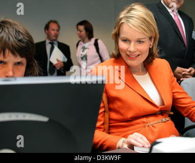 (Dpa) - Kronprinzessin Mathilde von Belgien besucht das IKT-Projekt (& Informations-Technologie) und der Studientag für geistige und körperliche behinderte Kinder in Brüssel, Belgien, Mittwoch, 14. September 2005. Prinzessin Mathilde ist derzeit mit ihrem dritten Kind schwanger. (NIEDERLANDE) Stockfoto