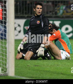 (Dpa)-das Bild zeigt Torhüter des spanischen Fußballvereins FC Barcelona Victor Valdes (L) und nach vorne Nelson Valdez der deutschen Bundesliga club Werder Bremen nach fehlt ein Tor in der UEFA Champions League SV Werder Bremen Vs FC Barcelona im Weser-Stadion in Bremen, Deutschland, Mittwoch, 14. September 2005. Werder Bremen bestimmt zum Auftakt der Champions League gegen den Spa Stockfoto