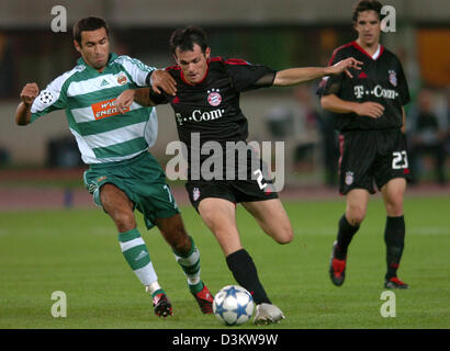 (Dpa) - Willy Sagnol (C) der deutschen Fußball-Bundesliga-Fußball-Club FC Bayern und Peter Hlinka (L) der österreichischen Fußball-Club Rapid Wien wetteifern um die Kugel während der UEFA Champions League Spiel Rapid Wien Vs FC Bayern München im Ernst Happel Stadion in Wien, Österreich, Mittwoch, 14. September 2005. Owen Hargreaves des FC Bayern München ist auf der Rückseite abgebildet. Foto: Peter Kneffel Stockfoto