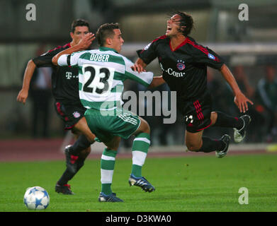 (Dpa) - Claudio Pizarro (R) der deutschen Fußball-Bundesliga-Fußball-Club FC Bayern und Andreas Dober (L) der österreichischen Fußball-Club Rapid Wien wetteifern um die Kugel während der UEFA Champions League Spiel Rapid Wien Vs FC Bayern München im Ernst Happel Stadion in Wien, Österreich, Mittwoch, 14. September 2005. Roy Makaay des FC Bayern München ist auf der Rückseite abgebildet. Foto: Peter Kneffel Stockfoto