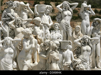 (Dpa-Datei) - Statuen aus Stein sind im Verkauf in einem Geschäft an der Straße in der Nähe von Gata de Gorgos, Spanien, 13. Juli 2005. Die Statuen sind beliebte Souvenirs. Foto: Alexander Ruesche Stockfoto