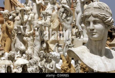 (Dpa-Datei) - Statuen aus Stein sind im Verkauf in einem Geschäft an der Straße in der Nähe von Gata de Gorgos, Spanien, 13. Juli 2005. Die Statuen sind beliebte Souvenirs. Foto: Alexander Ruesche Stockfoto