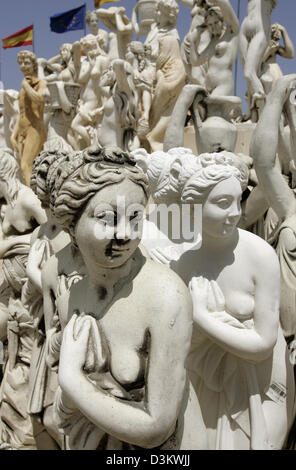 (Dpa-Datei) - Statuen aus Stein sind im Verkauf in einem Geschäft an der Straße in der Nähe von Gata de Gorgos, Spanien, 13. Juli 2005. Die Statuen sind beliebte Souvenirs. Foto: Alexander Ruesche Stockfoto