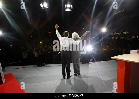 (Dpa) - Bundeskanzler Gerhard Schroeder und Familienministerin Renate Schmidt Welle Arm in Arm an Fans bei einer Wahlveranstaltung der Kampagne in Nürnberg, 15. September 2005. Die bayerischen Sozialdemokratischen Partei (SPD) offiziell ihren Wahlkampf am Donnerstag, 15. September 2005 abgeschlossen. Wahlen zum Deutschen Bundestag findet am 18. September 2005, ein Jahr vor Stockfoto